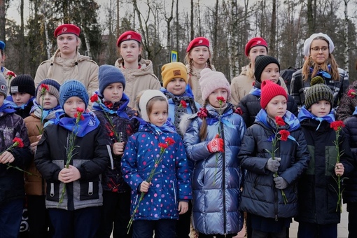 На Власихе открыли памятник отцу Михаилу, погибшему год назад на Херсонщине ❤ 
Бюст установили на Соборной..