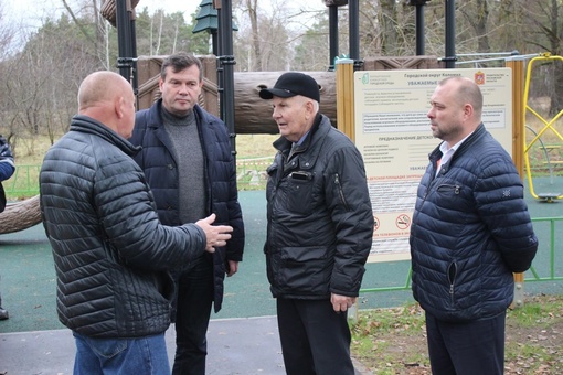 👫 Во дворе дома 47 в Ларцевых Полянах появился новый игровой городок с подвесными качелями, балансирами,..