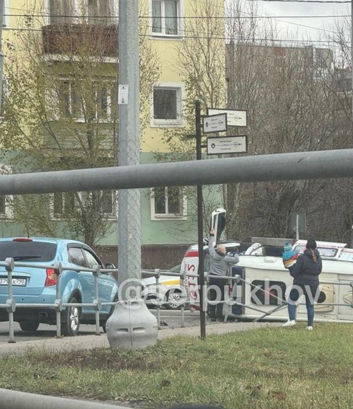 На перекрёстке улиц Володарского и 1-й Московской в ДТП попала машина скорой помощи.  В ДТП пострадали четыре..