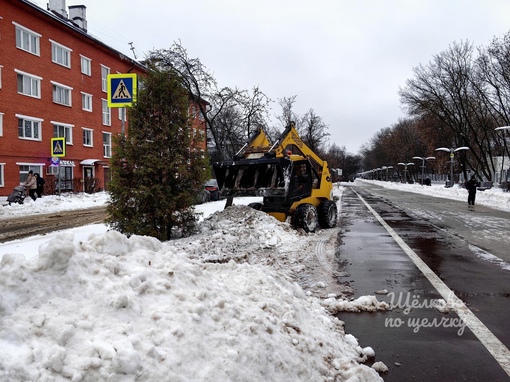 На борьбу с непогодой в Щёлково в полном составе вышли дорожные и коммунальные службы округа. 172 человека и 63..