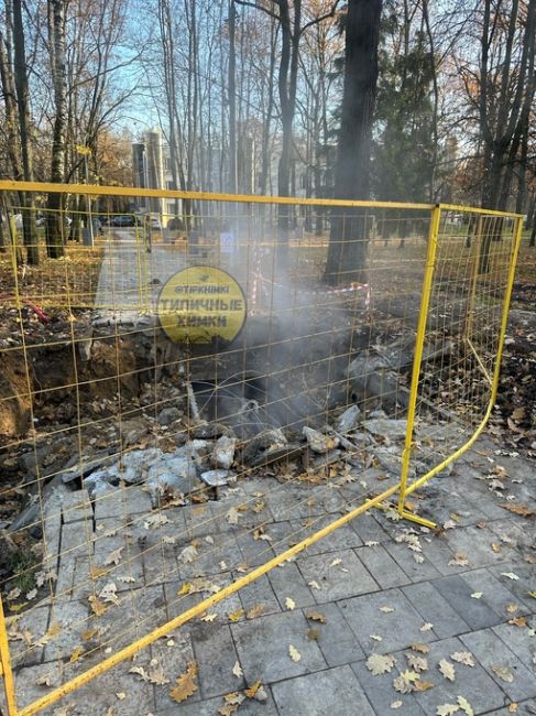 От подписчика:
____________
Вот и в обновленном парке Толстого раскопки… Жаль, новые дорожки раскурочили.  Может,..