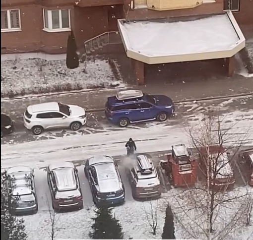 Дай Бог здоровья Хасану ❤  Снежные шапки на машинах для жителей дома 21 по Новому бульвару – не проблема. Ведь..
