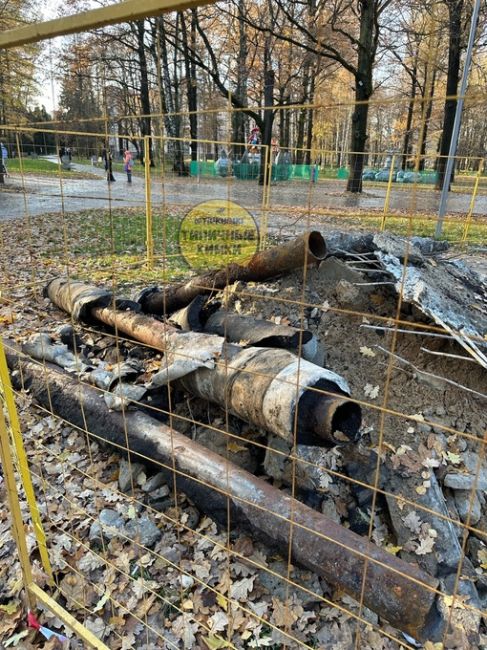 От подписчика:
____________
Вот и в обновленном парке Толстого раскопки… Жаль, новые дорожки раскурочили.  Может,..