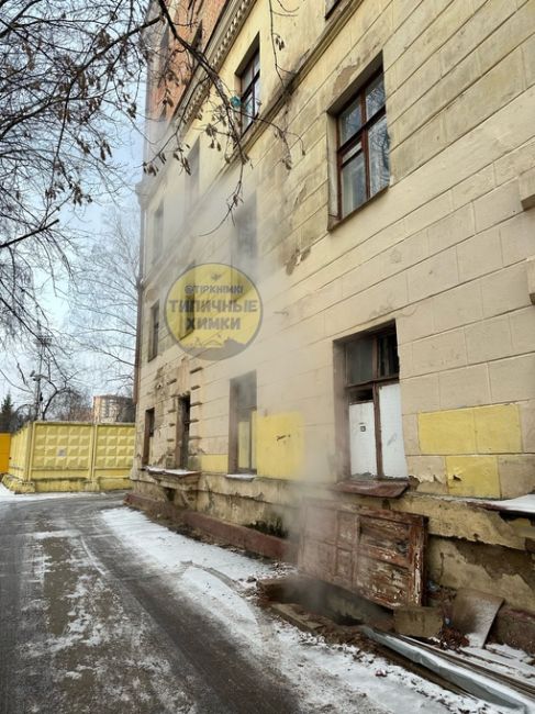 В старых Химках есть необычный сталинский дом 1955 года постройки 🏚️  Находится на Ленинском проспекте, д.23...