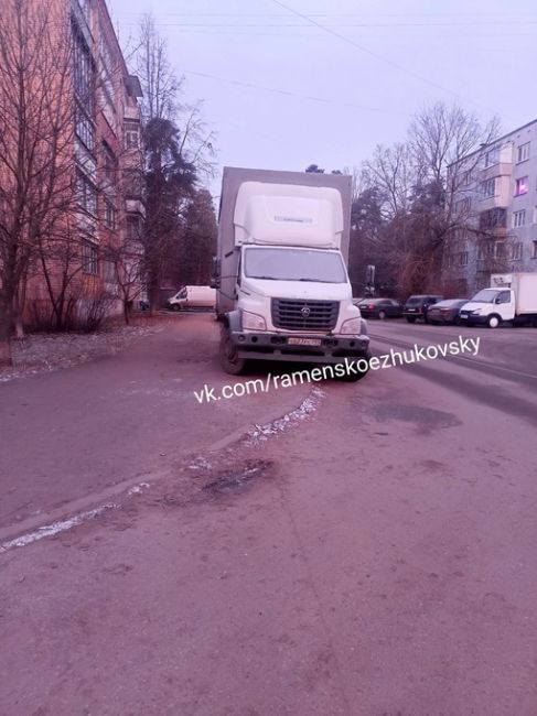 Водитель большегруза, паркующийся на проезжей части на ул.Чапаева д.3 , нашёл решение проблемы с..