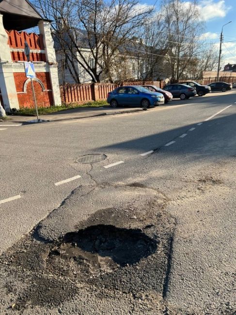 Летом положили новый асфальт на улице Бригадная.  На повороте в сторону порта новое покрытие положили рядом..