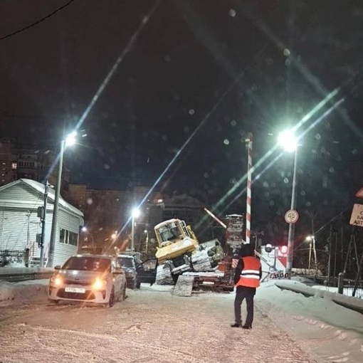 ВИНОВНИК СЕГОДНЯШНИХ ОПОЗДАНИЙ 🚜
В Купавне на ж/д пути упал трактор, сообщают очевидцы. Из-за этого утром..