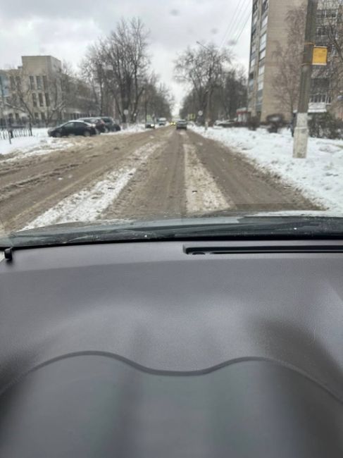 С момента первых снегопадов неделю назад Мосавтодор по всему городу не убирает ни дороги, ни тротуары, ни..