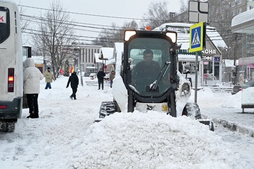 В Красногорске борются с последствиями циклона "Ваня". Высота сугробов прошедшего снегопада побила рекорд..