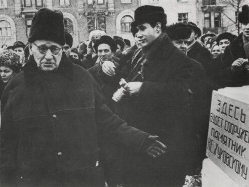 4 декабря 1969 года на главной площади города состоялось открытие памятника Н.Е.Жуковскому.  Скульптор Г...