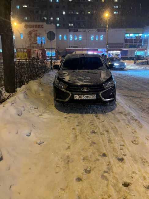 Премия воДятел года отправляется хозяину данного авто🏆 Что правит людьми, которые так паркуются? Тротуар -..