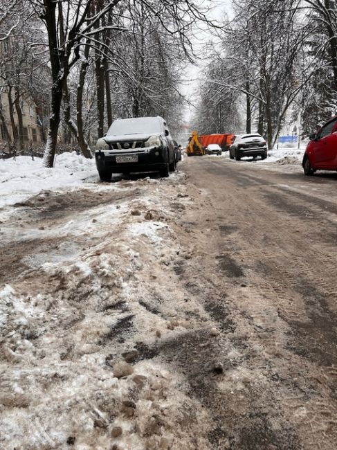 Зачем вобще так чистить вокруг площади Ленина , машинист где-то по настроению убрал снег, а где-то не пожелал...