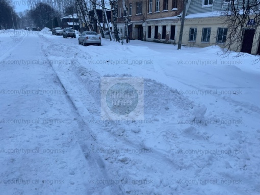 Вот так у нас читят снег. Прошлые года просто не чистили эту дорогу, а в этом решили еще и нагадить. 3..