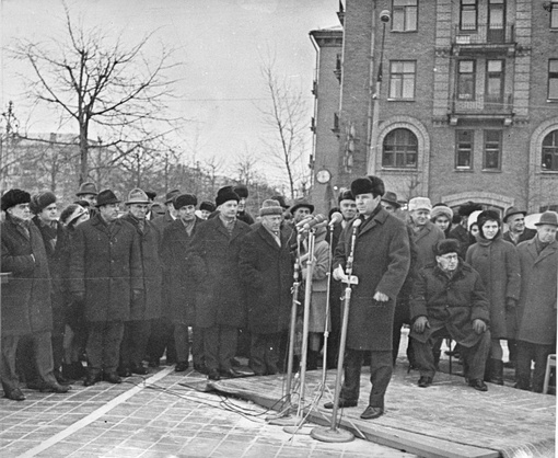 4 декабря 1969 года на главной площади города состоялось открытие памятника Н.Е.Жуковскому.  Скульптор Г...