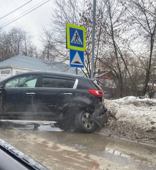 Авария на улице Десантная, д. 3 - сообщают водители города..