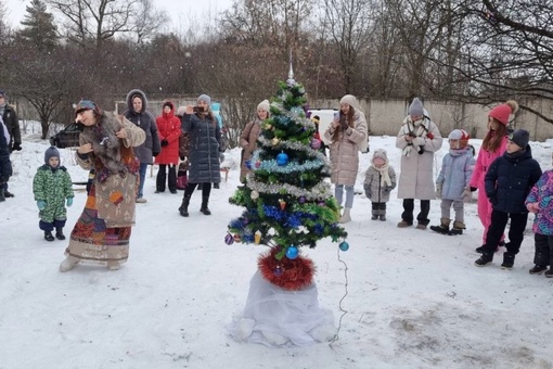 На Маршала Бирюзова жильцы организовали новогодний праздник во дворе 🎉  Об этом рассказала подписчица..