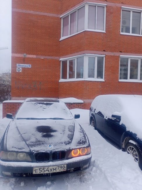 На Гризодубовой, д. 16, Бумер, габариты забыли выключить, скоро аккум..