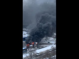 🔥Около станции метро Бибирево горит электробус.  Возгорание произошло во время..