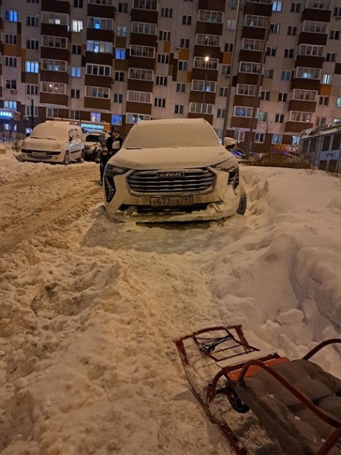 Бульвар Зелёные аллеи 18, дороги настолько не убираются, что даже тротуара не видно, нужно ехать с ребёнком по..