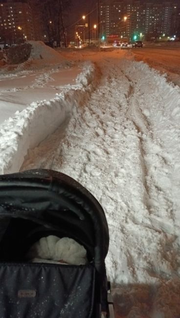 Дирижабельная 9. Добрый день! Подскажите пожалуйста, как можно выехать из такого ада! ? Снег не чистят вообще..