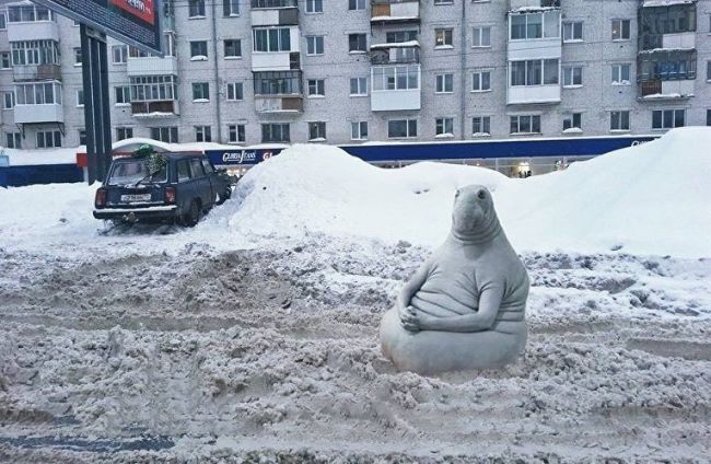 Для уборки дворов не нужен трактор. Нужны только 2: дворник с лопатой и сотрудник УК, который его будет..