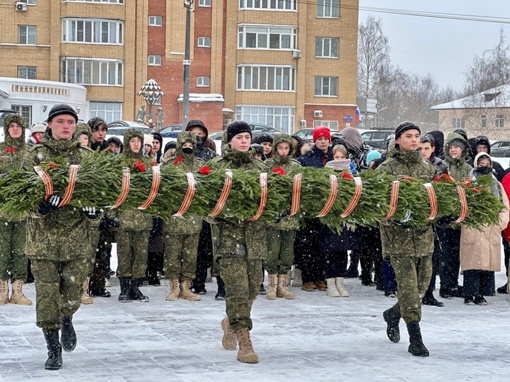 В честь Дня Героев Отечества в Раменском на площади Победы, состоялась церемония возложения цветов и..