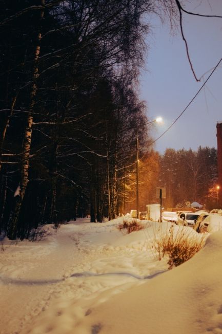 во встречном свете фонарей я ищу твои..