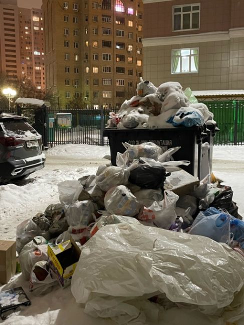 Королева 7 удручающий вид, через дорогу главный вход в детский сад, такую картину по крайней мере два раза в..