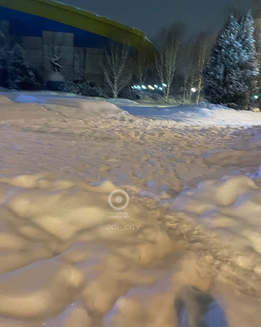 Заснеженный город после метели ❄️  Коммунальщики копят силы и отсыпаются после тяжелого дня. Надеемся..