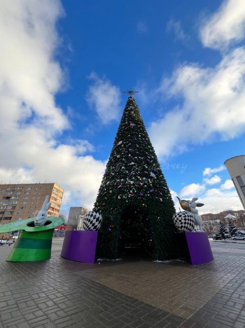 Ёлочка на площади в стиле «Алиса в стране..