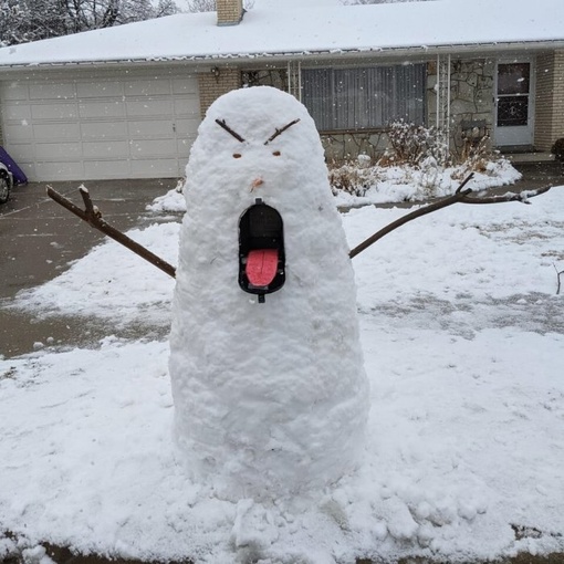 Хочу слепить внукам креативного снеговика к новому году перед домом. Что..