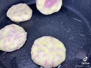 Средняя сумма расходов на покупку продуктов для празднования Нового года составляет 5115 рублей..