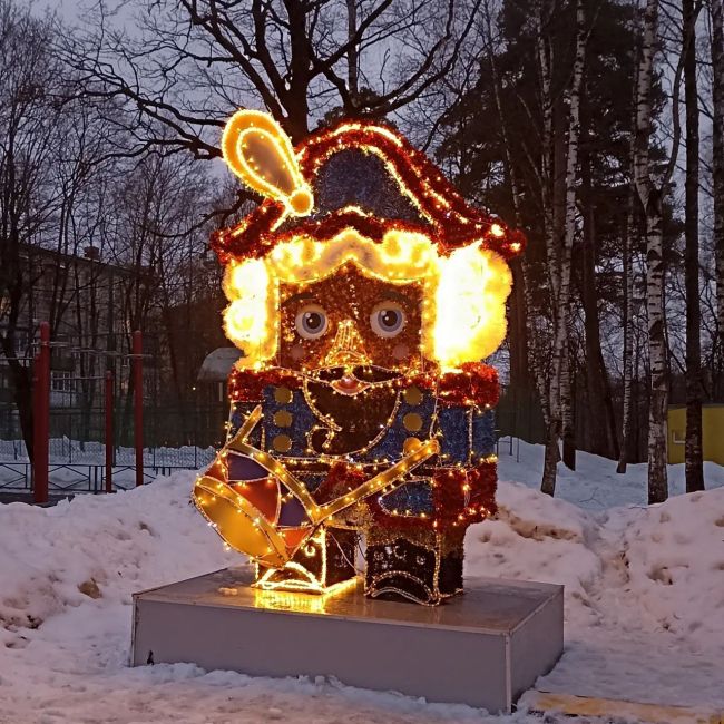 Щелкунчик в парке.
Возле новой детской площадки.  Мы вчера пришли в очень классное время. Заходили в парк,..