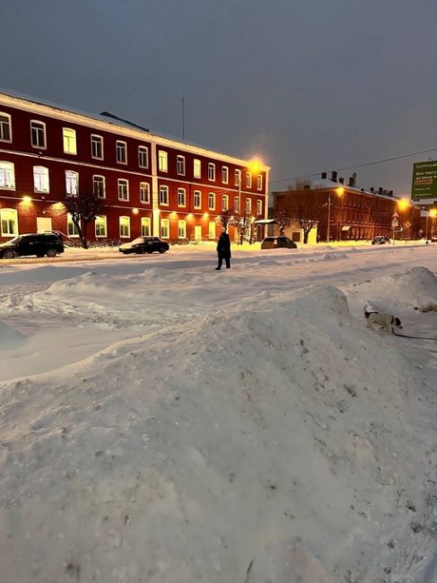 Какая же прекрасная зимняя погода сейчас в городе - все белое и сказочное..