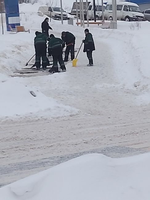 Работа по очистке улиц в Щёлково продолжается  Вот циклон "Ваня"..