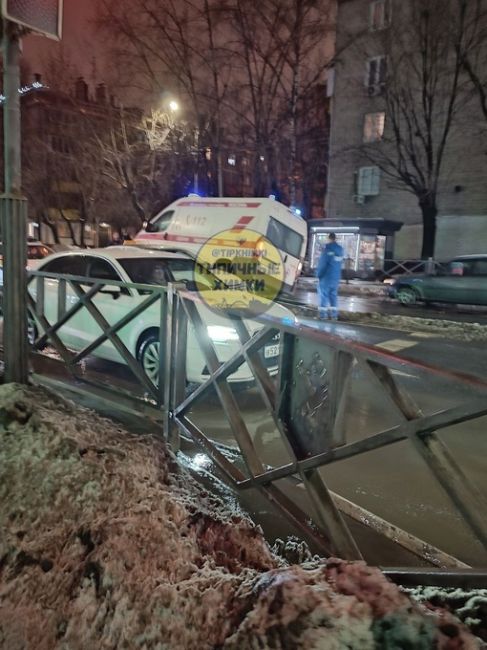 Автомобиль скорой помощи повис на отбойнике возле остановки "Мелодия". Все обстоятельства ДТП..