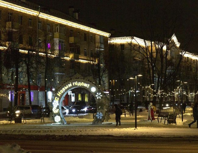 🎄 На центральной площади города установили пушистую красавицу — главный символ Нового года — 21-метровую..