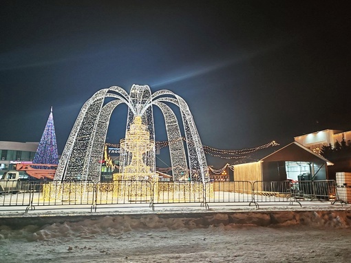 ❄⛸ На площади Советской накануне вечером проходили последние приготовления перед открытием нового катка с..