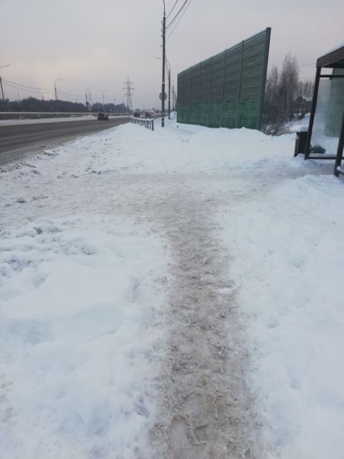 Прошу принять меры по уборке снега на остановки Ховрино, детский сад. Также очистить от снега тротуар...