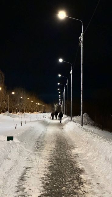 Теперь вечерние прогулки можно проводить на чудесной набережной, где совсем недавно установили фонари.  А..