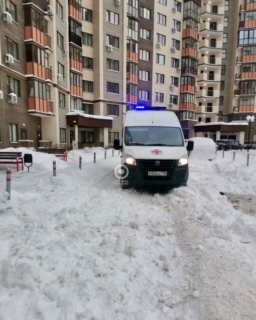 В ЖК «Гусарская Баллада» дворники так хорошо почистили тротуары, что завалили снегом подъезд к дому, создав..