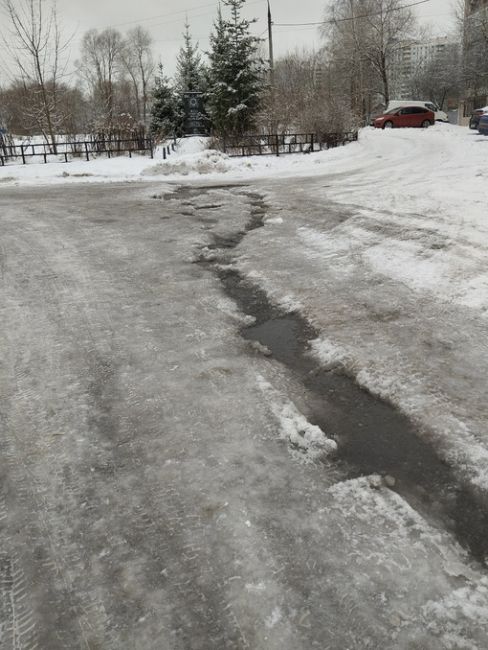 П. Пограничный возле памятника. Откуда вода? И это круглый..