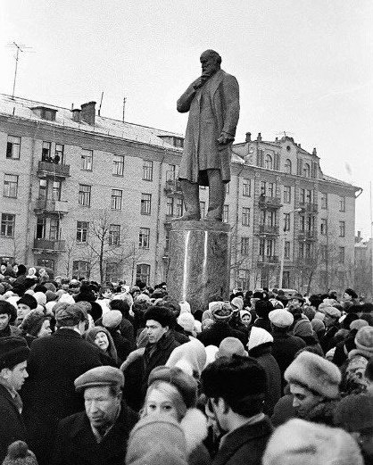 4 декабря 1969 года на главной площади города состоялось открытие памятника Н.Е.Жуковскому.  Скульптор Г...