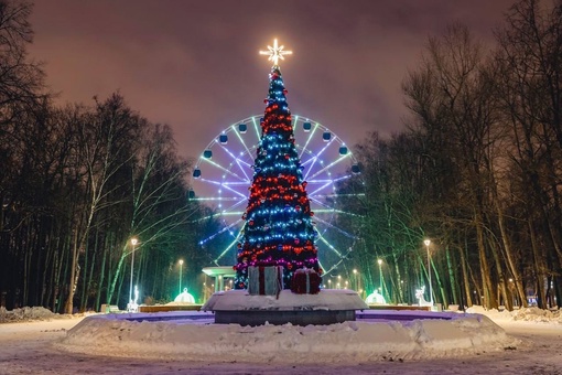 Колесо обозрения в парке им Л.Н.Толстого приглашает гостей!  🎡 Покорите высоту в 50 метров и наслаждайтесь..