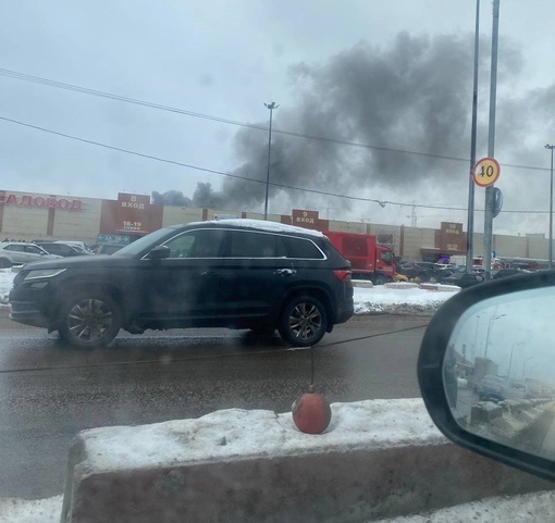 В Москве горит рынок "Садовод", идет эвакуация, есть..