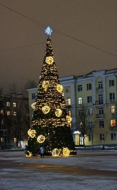 На площади у Арены уже оторвали украшения! 🎄 
📸Maria..