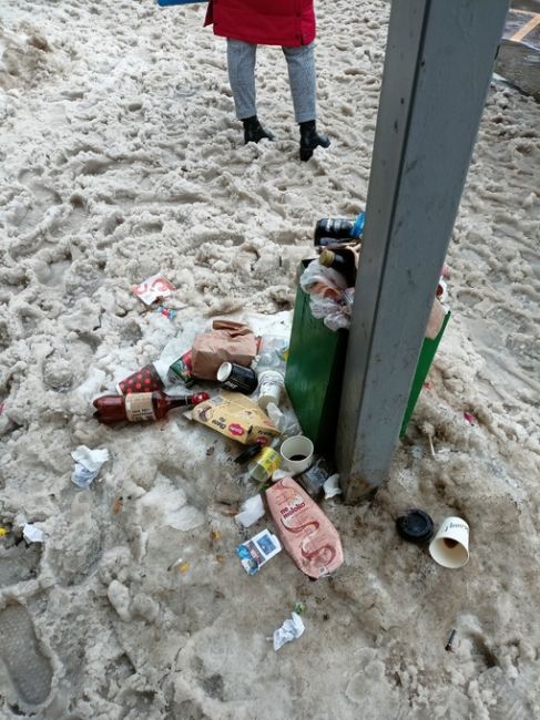 Остановка Горсовет в сторону Москвы, видно, что мусор и снег не убирали несколько..