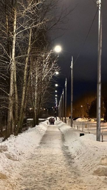 Теперь вечерние прогулки можно проводить на чудесной набережной, где совсем недавно установили фонари.  А..