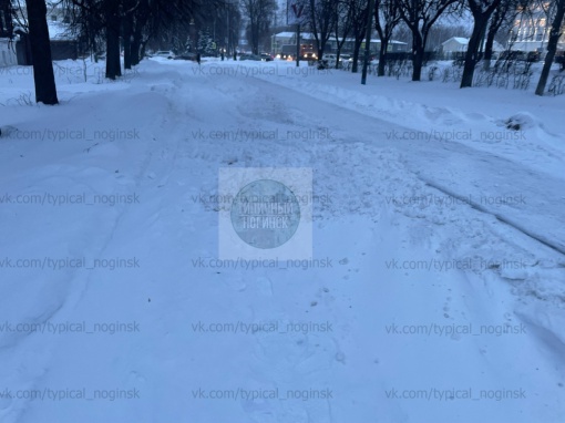 Вот так у нас читят снег. Прошлые года просто не чистили эту дорогу, а в этом решили еще и нагадить. 3..