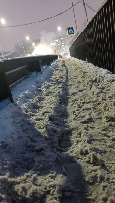 На Репинской развязке открылась новая полоса движения 😅
Для самых..